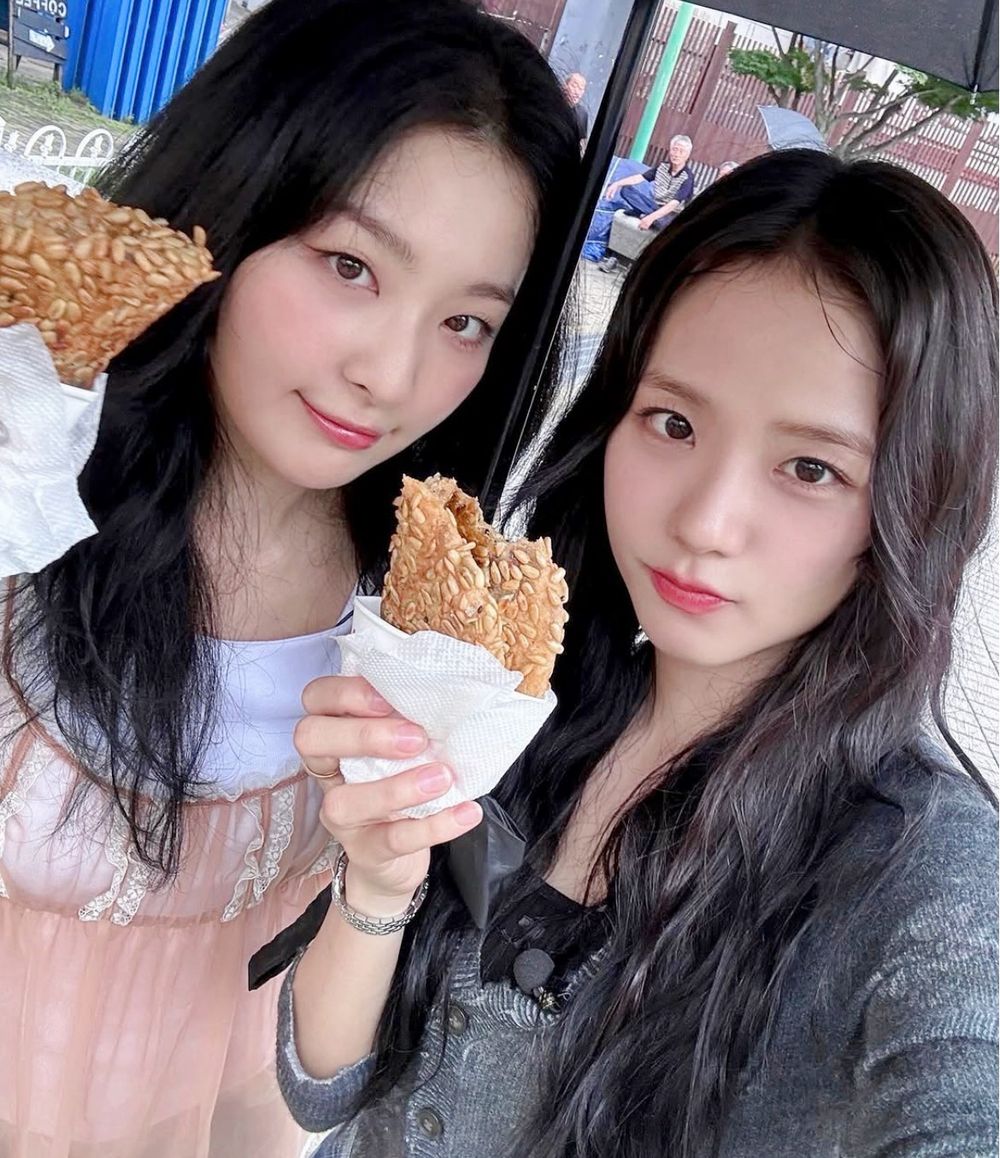 BLACKPINK四仙女5大「美食拍照姿勢」盤點！Rosé這樣拍超自然、Jennie「吃貨照」簡單擺就超可愛！-10