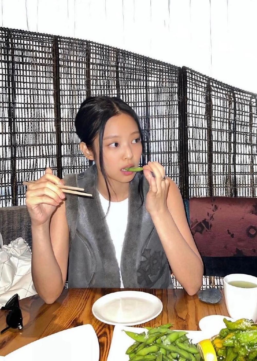 BLACKPINK四仙女5大「美食拍照姿勢」盤點！Rosé這樣拍超自然、Jennie「吃貨照」簡單擺就超可愛！-6