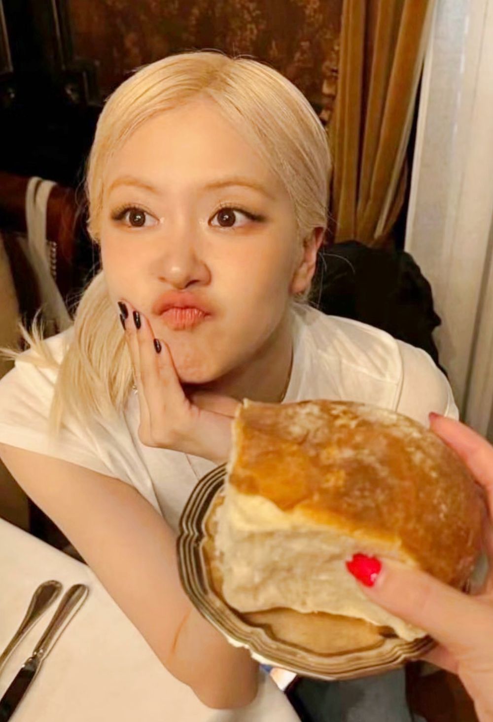 BLACKPINK四仙女5大「美食拍照姿勢」盤點！Rosé這樣拍超自然、Jennie「吃貨照」簡單擺就超可愛！-8