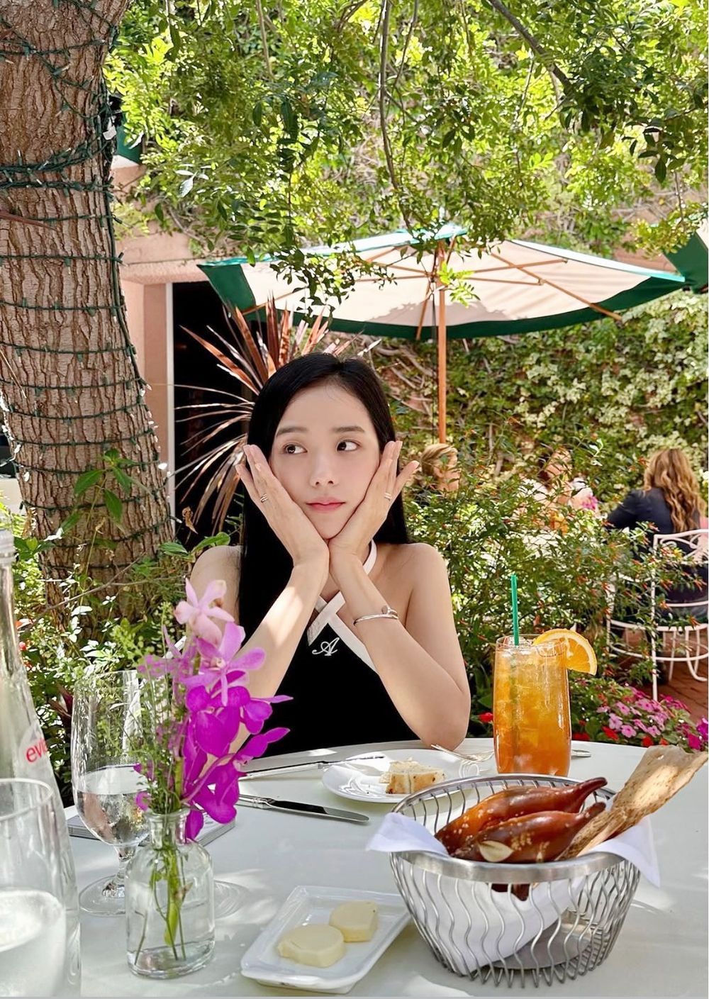 BLACKPINK四仙女5大「美食拍照姿勢」盤點！Rosé這樣拍超自然、Jennie「吃貨照」簡單擺就超可愛！-12