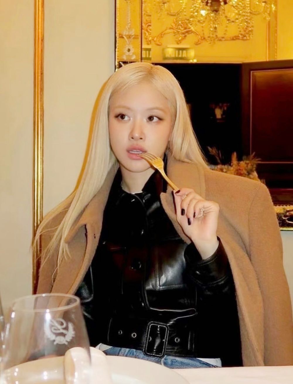 BLACKPINK四仙女5大「美食拍照姿勢」盤點！Rosé這樣拍超自然、Jennie「吃貨照」簡單擺就超可愛！-13