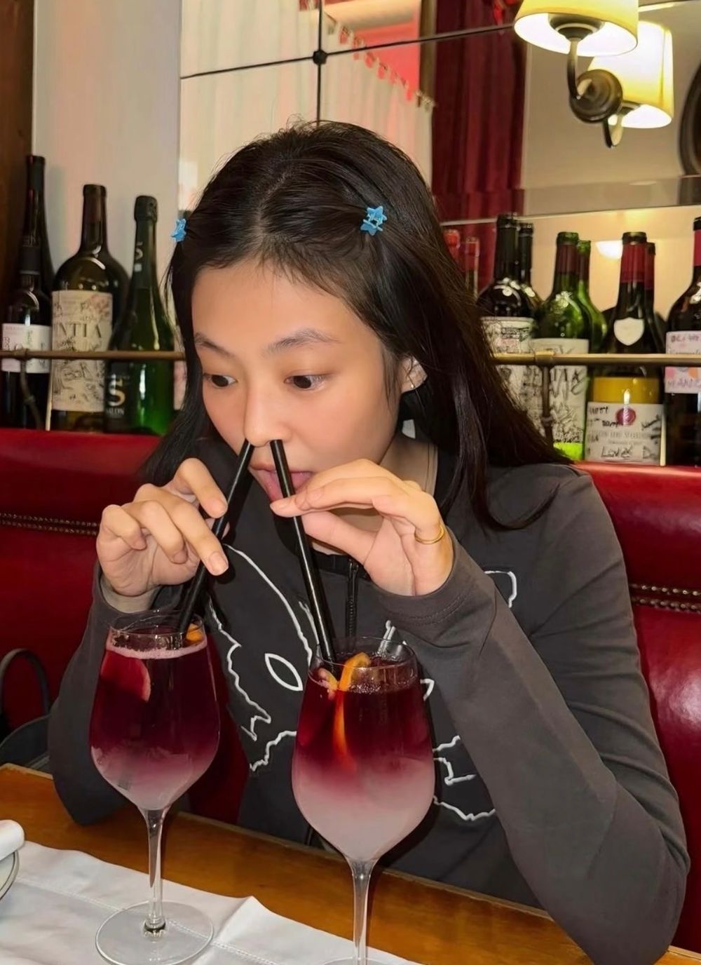 BLACKPINK四仙女5大「美食拍照姿勢」盤點！Rosé這樣拍超自然、Jennie「吃貨照」簡單擺就超可愛！-15