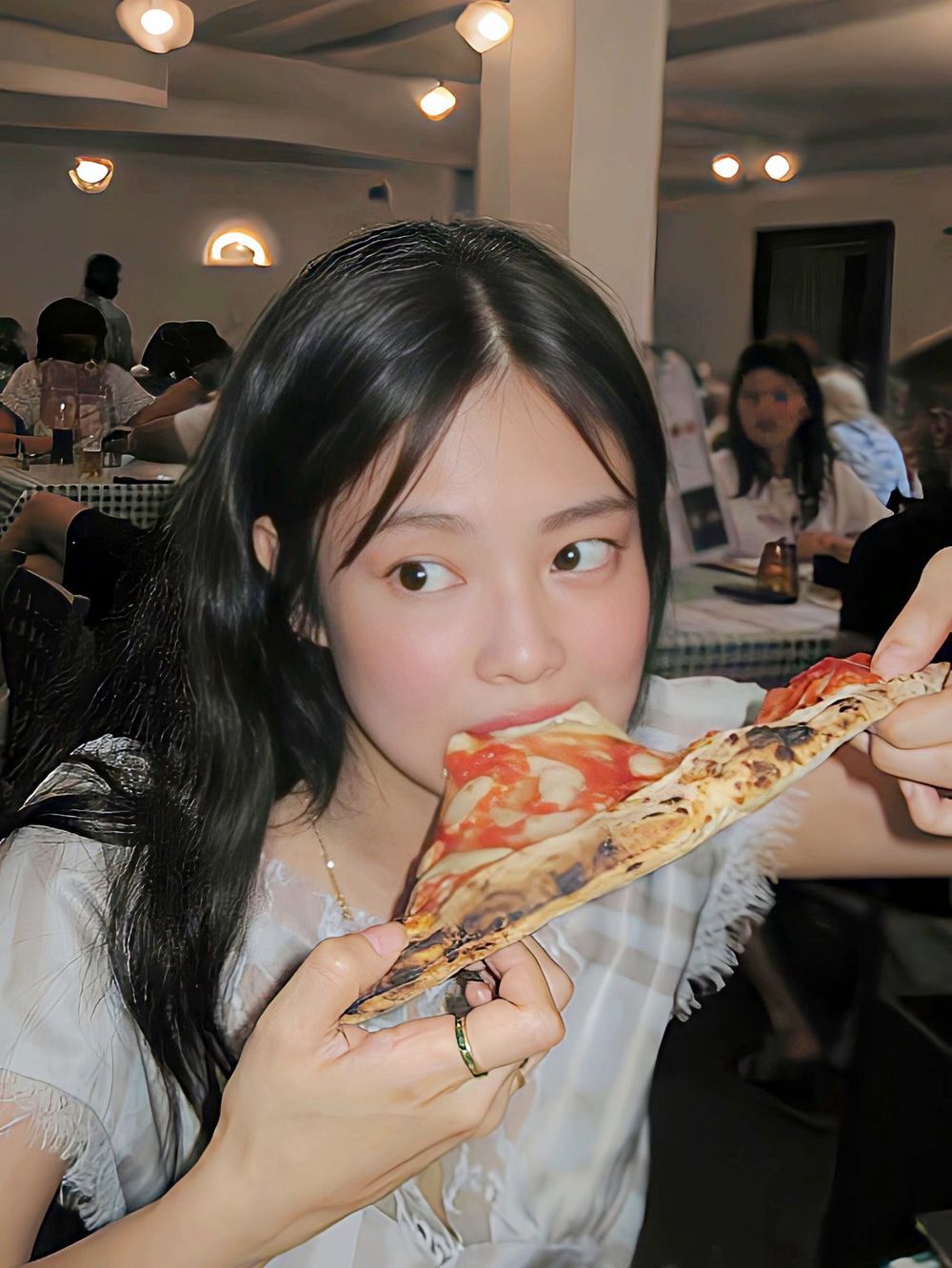 BLACKPINK四仙女5大「美食拍照姿勢」盤點！Rosé這樣拍超自然、Jennie「吃貨照」簡單擺就超可愛！-5