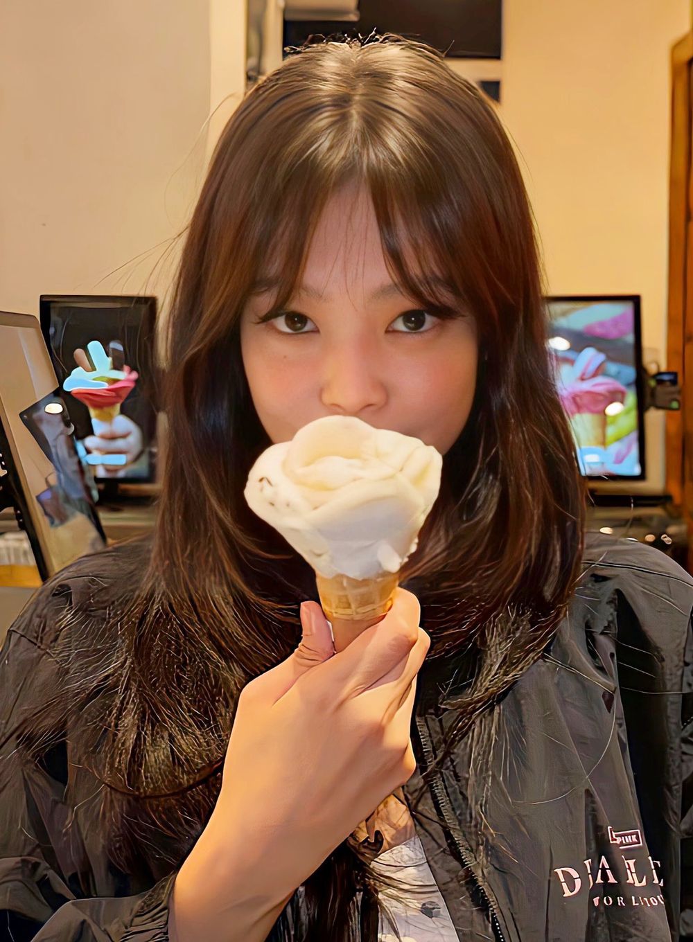 BLACKPINK四仙女5大「美食拍照姿勢」盤點！Rosé這樣拍超自然、Jennie「吃貨照」簡單擺就超可愛！-2