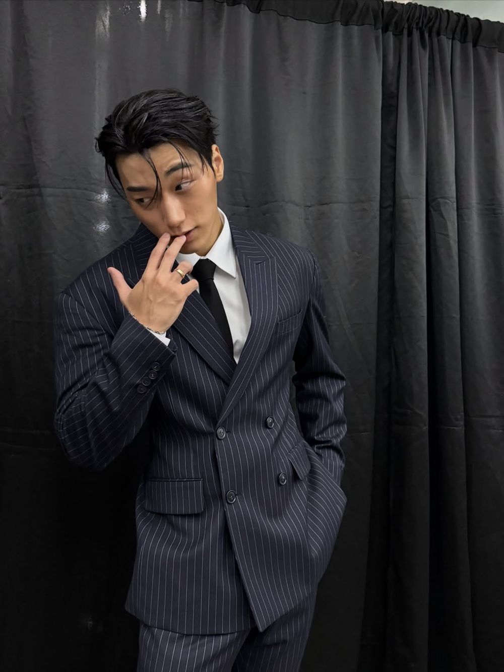 丁海寅、崔傘「誘惑人心的西裝」都出自這個品牌！Dolce&Gabbana致命貼合剪裁、跟本男神御用戰袍！-3