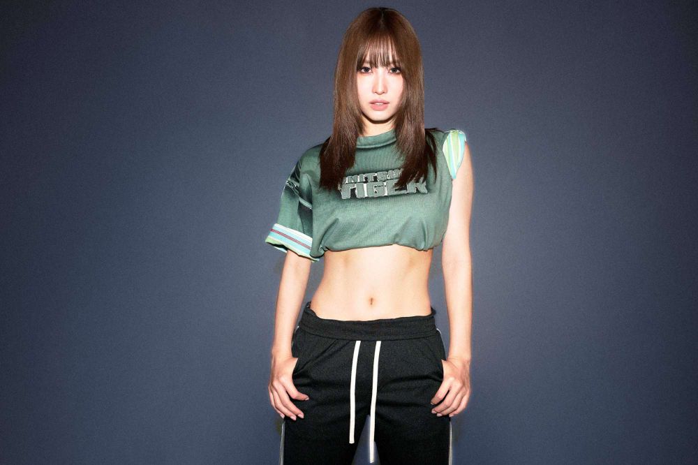 MOMO不愧是「川字腹肌」女王！最新鬼塚虎形象照曝光！連換四套、AI級比例超神！-5