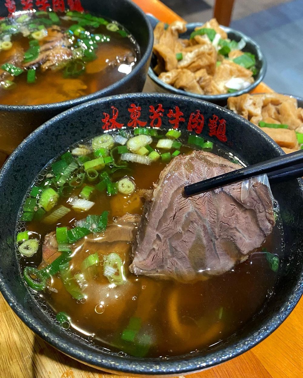 老闆熱給你吃！2026台北必吃6大牛肉麵店推薦！劉山東牛肉麵網友狂推、「這間」BIGBANG太陽也愛！-1