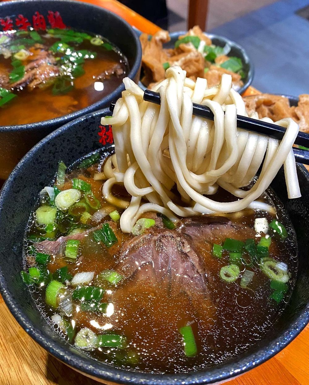 老闆熱給你吃！2026台北必吃6大牛肉麵店推薦！劉山東牛肉麵網友狂推、「這間」BIGBANG太陽也愛！-2
