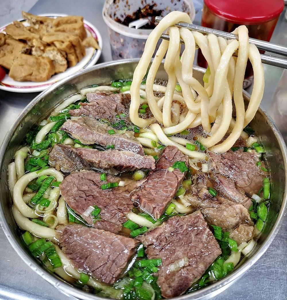 老闆熱給你吃！2026台北必吃6大牛肉麵店推薦！劉山東牛肉麵網友狂推、「這間」BIGBANG太陽也愛！-3