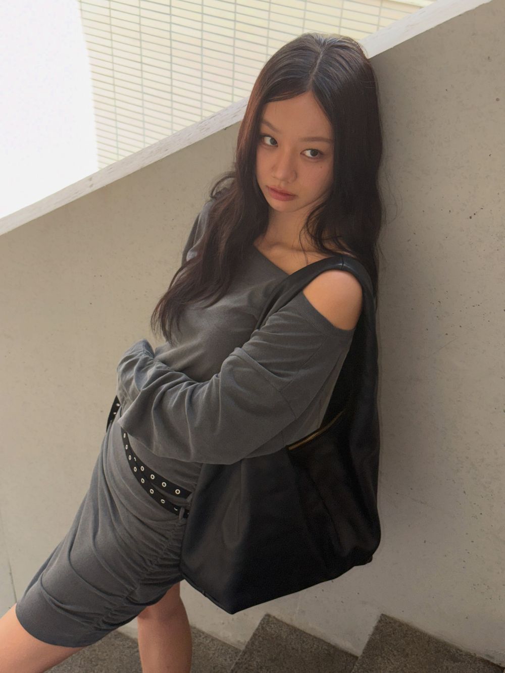 MZ世代還是最愛COACH！惠利最近揹的是這咖HOBO包！超大容量+軟綿背帶沒理由不買！-7