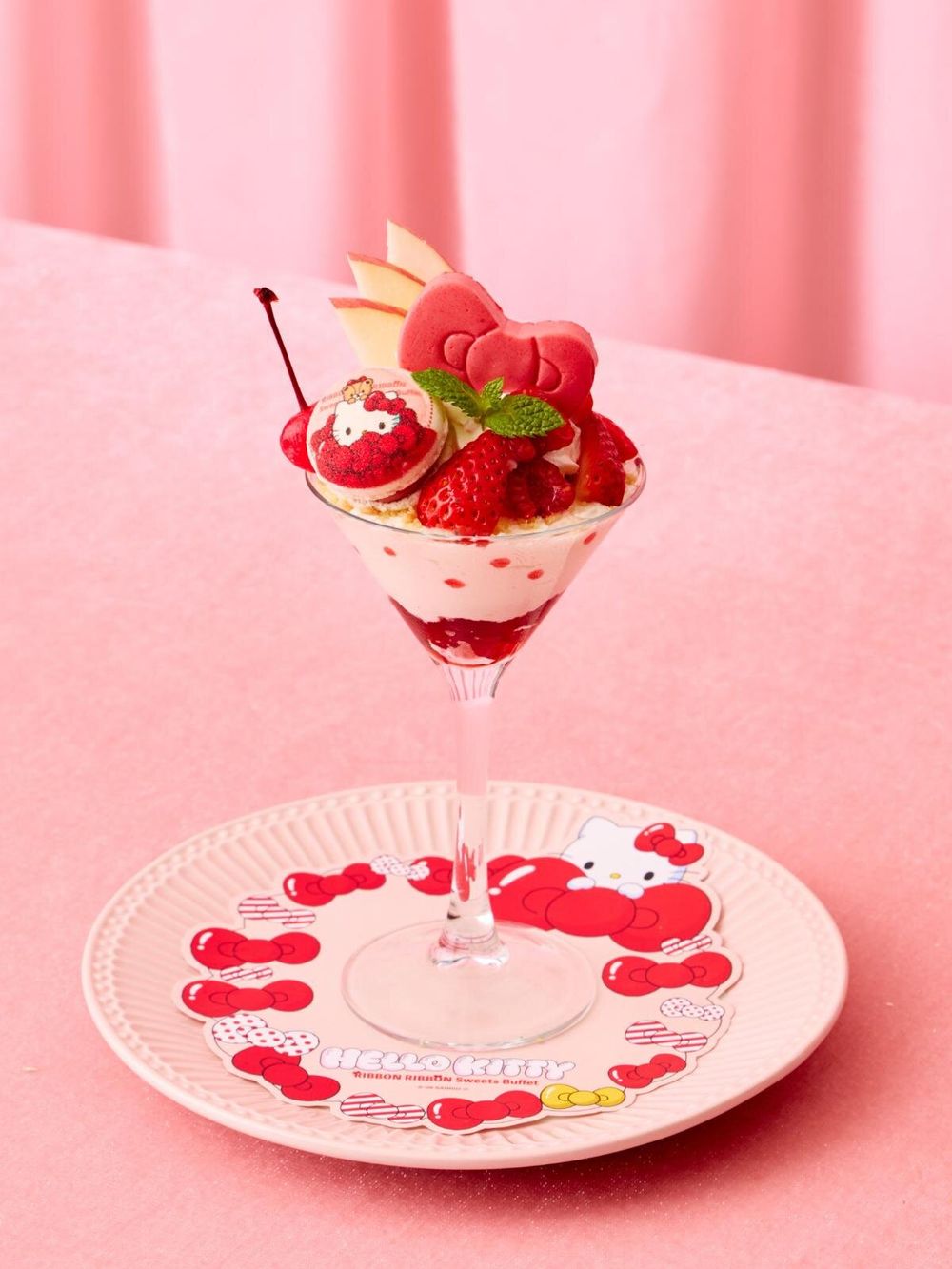 日本飯店開賣Hello Kitty主題下午茶！超可愛「大臉凱蒂貓蛋糕、蝴蝶結造型芭菲」萌到捨不得吃！-4