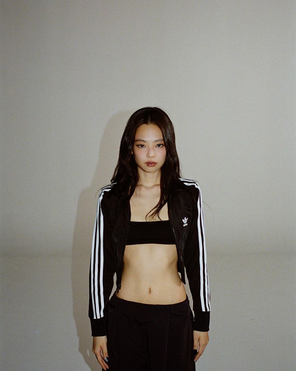 Jennie愛迪達聯名來了!芭蕾風球鞋、同款外套好看瘋掉!「這天」正式開賣一定要搶!-6