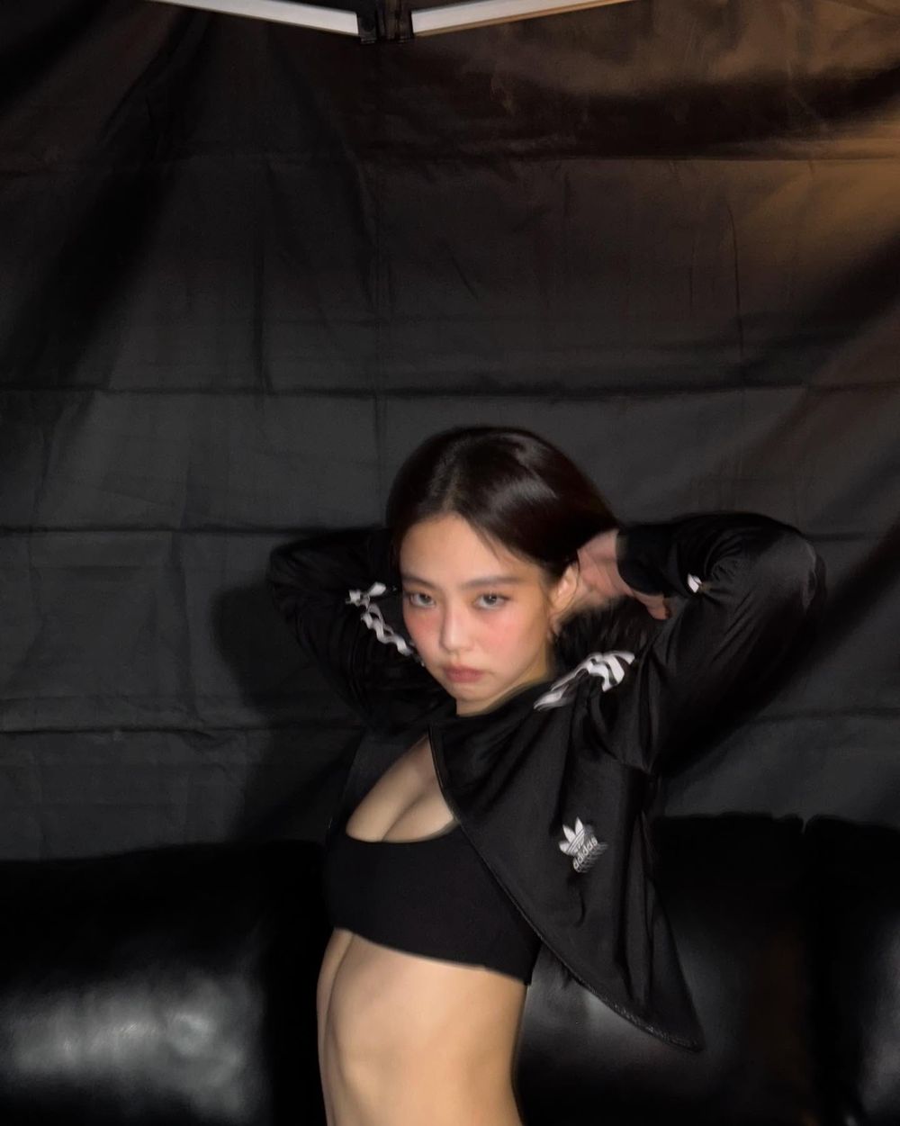 Jennie愛迪達聯名來了!芭蕾風球鞋、同款外套好看瘋掉!「這天」正式開賣一定要搶!-4