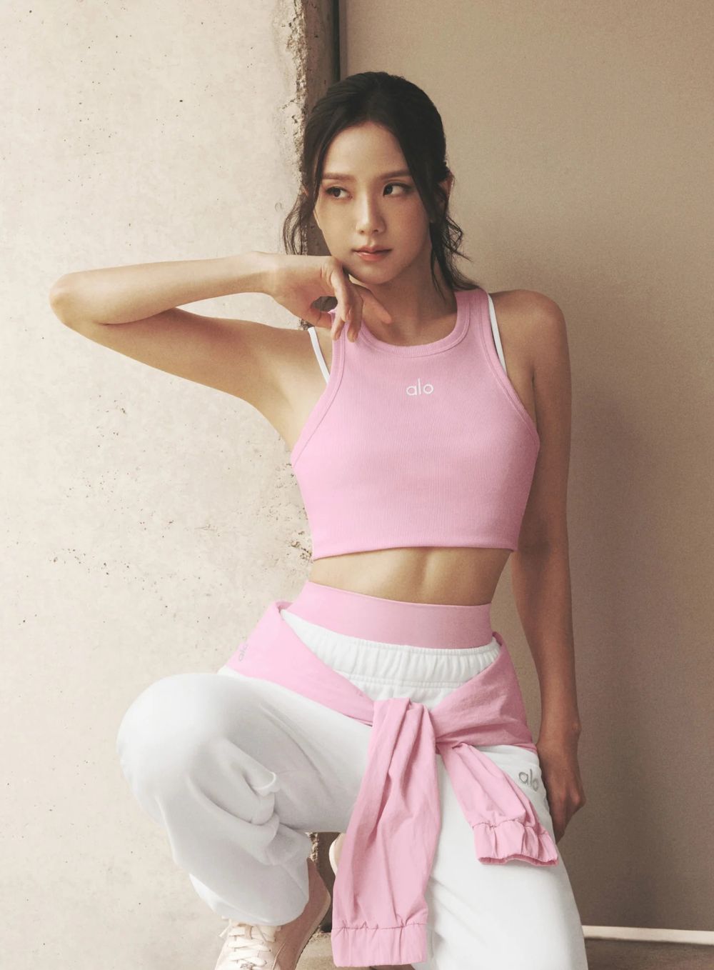 alo最美代言人發威！Jisoo全新秋季美照曝光、整身「棉花糖粉」美到暈！同款網球洋裝、運動套裝都想包！-2