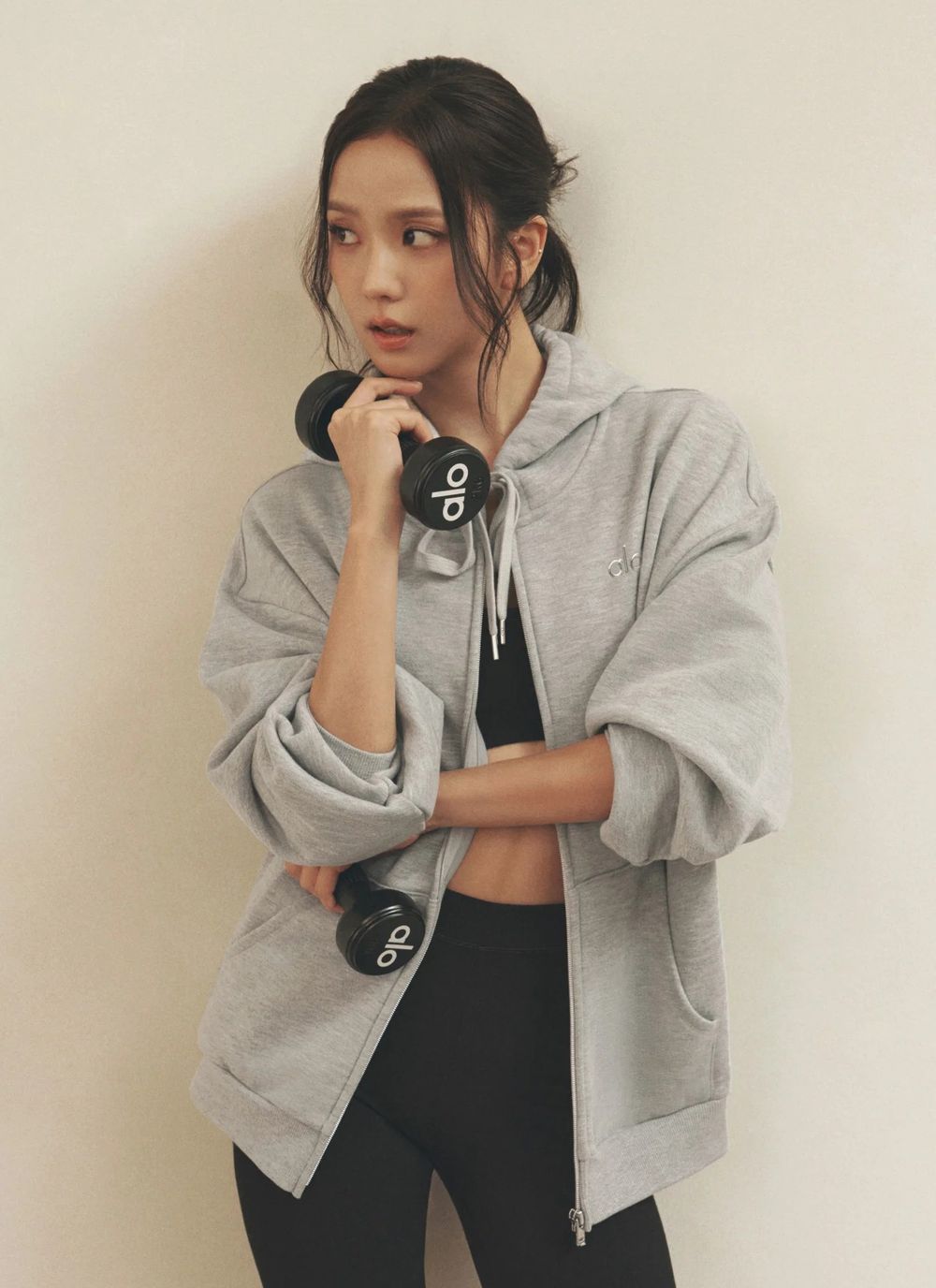 alo最美代言人發威！Jisoo全新秋季美照曝光、整身「棉花糖粉」美到暈！同款網球洋裝、運動套裝都想包！-7