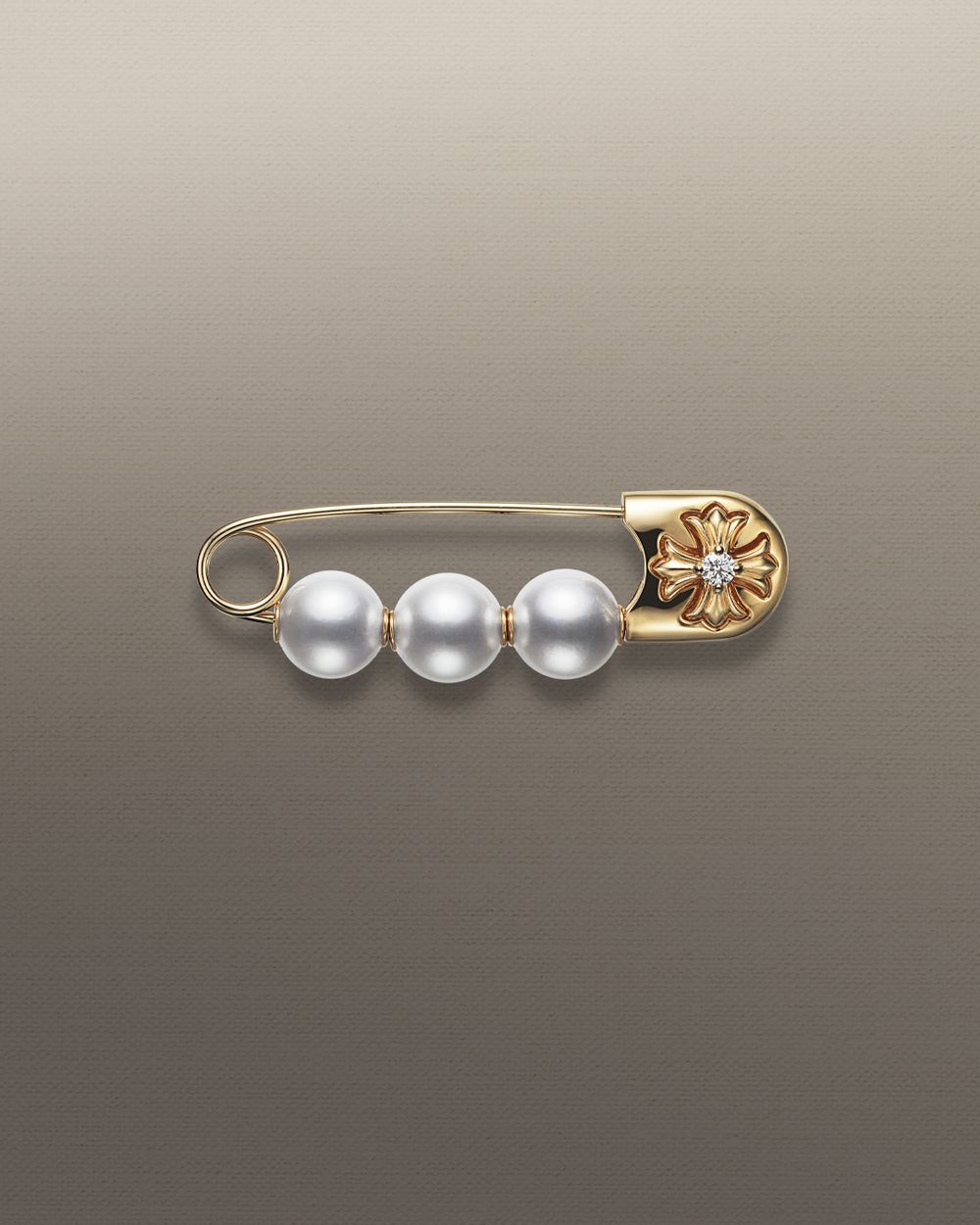 有錢不見得買得到！韓星也狂愛「克羅心」聯名MIKIMOTO！珍珠十字架別針GD也列入必搶？！-4
