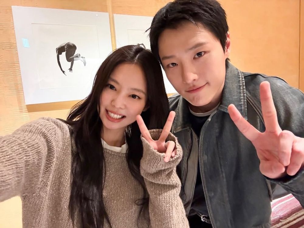 盤點感情超好的韓娛男女組合！Jennie&WOODZ神仙友情引熱議，方燦&Sana姊弟情互動爆笑-4