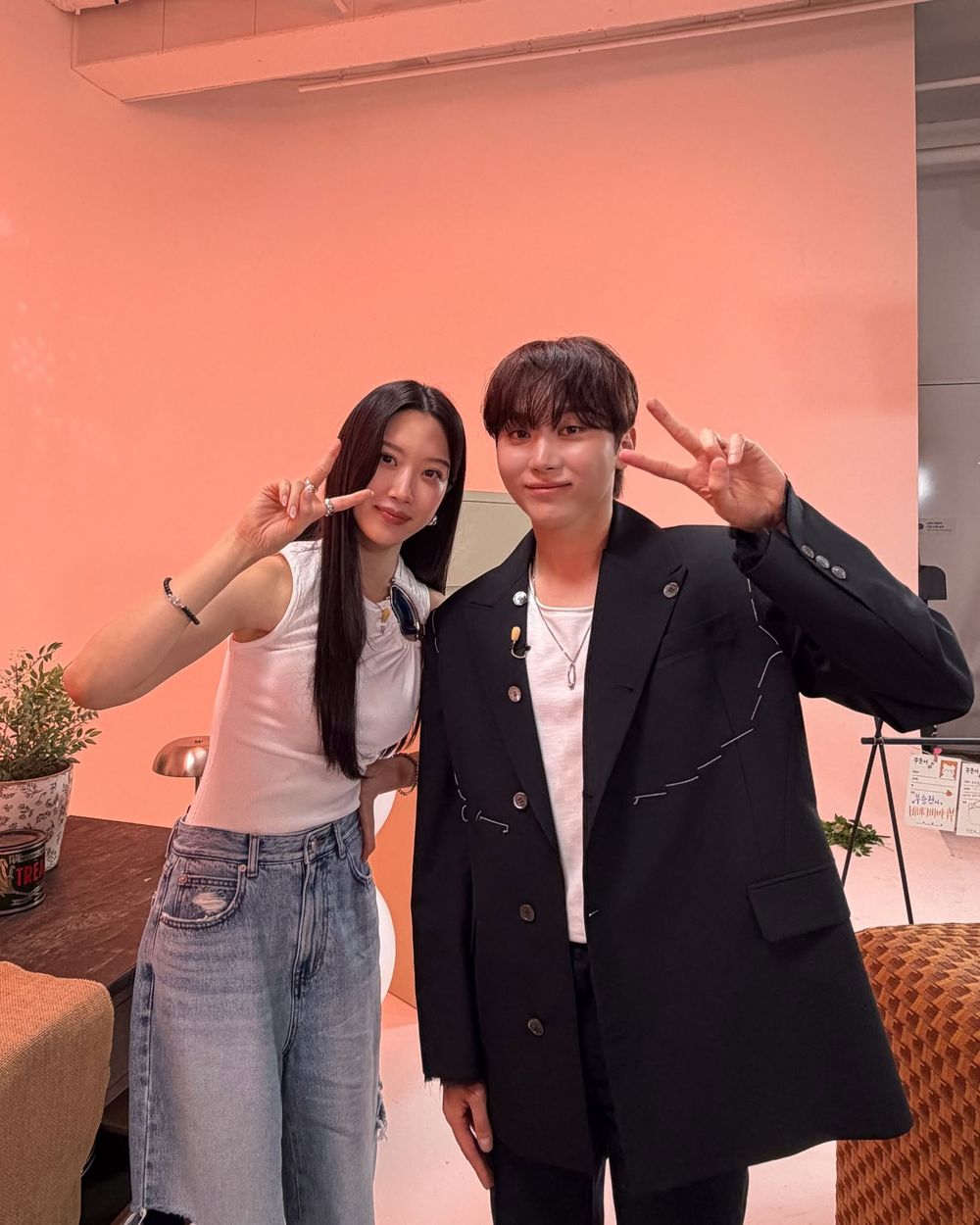 盤點感情超好的韓娛男女組合！Jennie&WOODZ神仙友情引熱議，方燦&Sana姊弟情互動爆笑-7