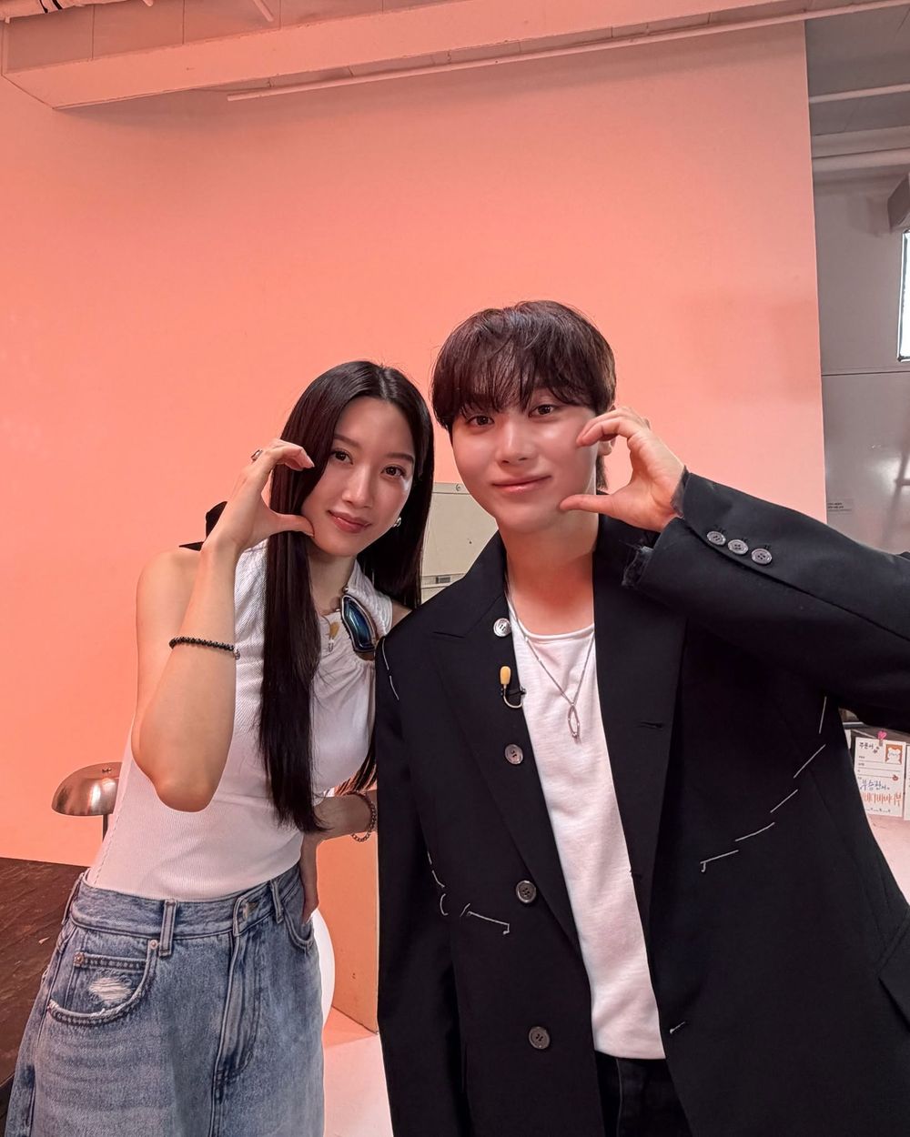 盤點感情超好的韓娛男女組合！Jennie&WOODZ神仙友情引熱議，方燦&Sana姊弟情互動爆笑-6
