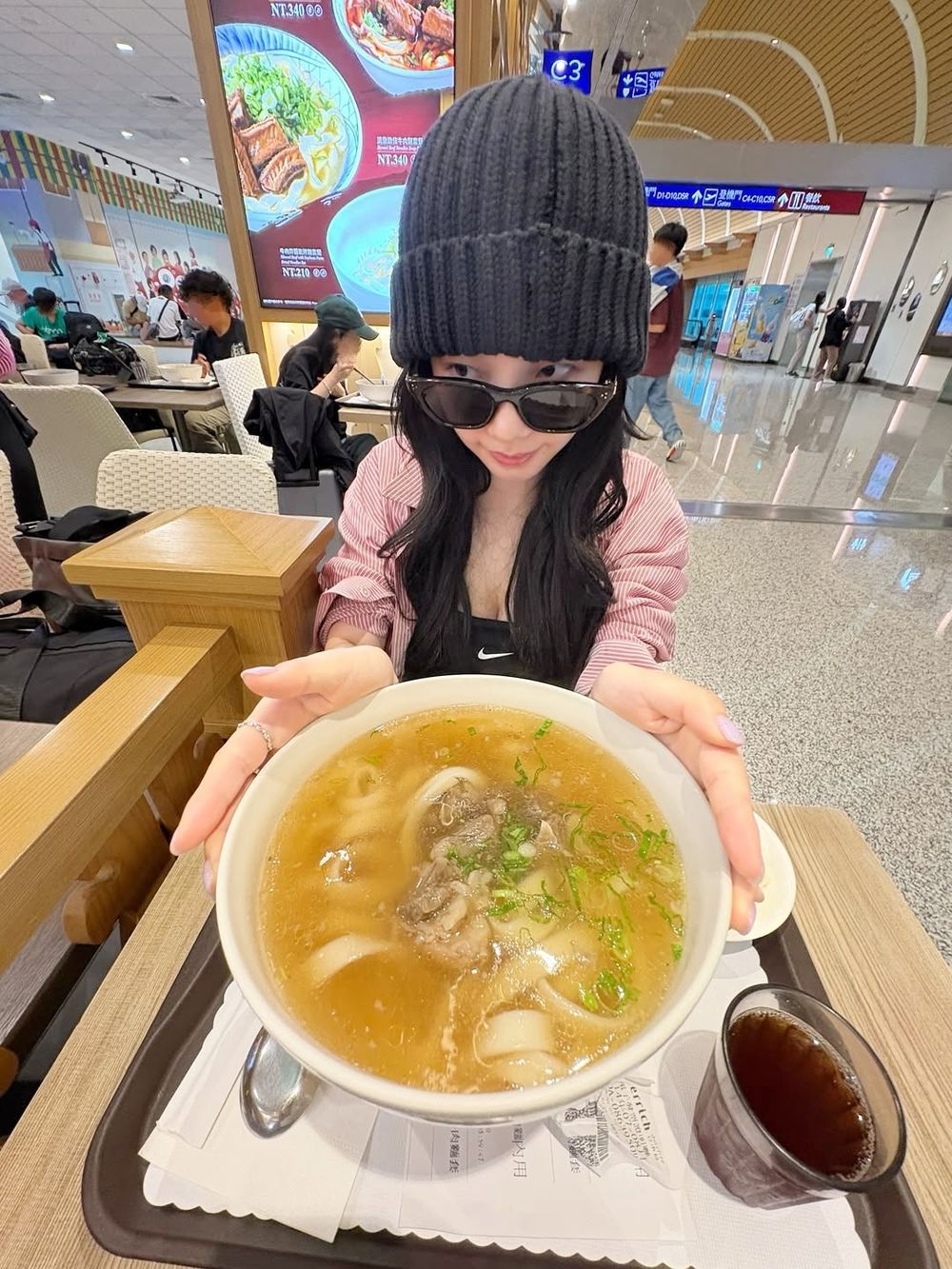 韓星最愛5大美食拍照姿勢盤點！aespa Karina「放大拍照法」超誘人、BTS泰亨這樣拍隨便擺都可愛！-2