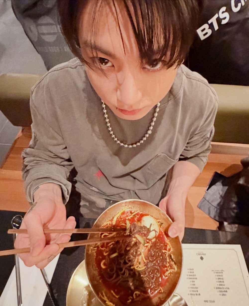 韓星最愛5大美食拍照姿勢盤點！aespa Karina「放大拍照法」超誘人、BTS泰亨這樣拍隨便擺都可愛！-5