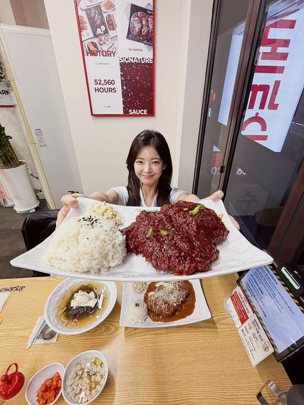 韓星最愛5大美食拍照姿勢盤點！aespa Karina「放大拍照法」超誘人、BTS泰亨這樣拍隨便擺都可愛！-8