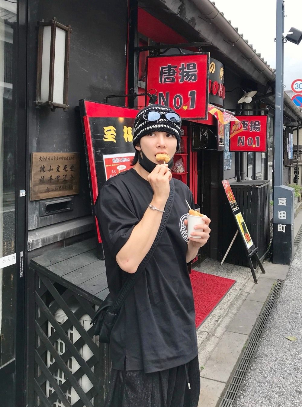 韓星最愛5大美食拍照姿勢盤點！aespa Karina「放大拍照法」超誘人、BTS泰亨這樣拍隨便擺都可愛！-13