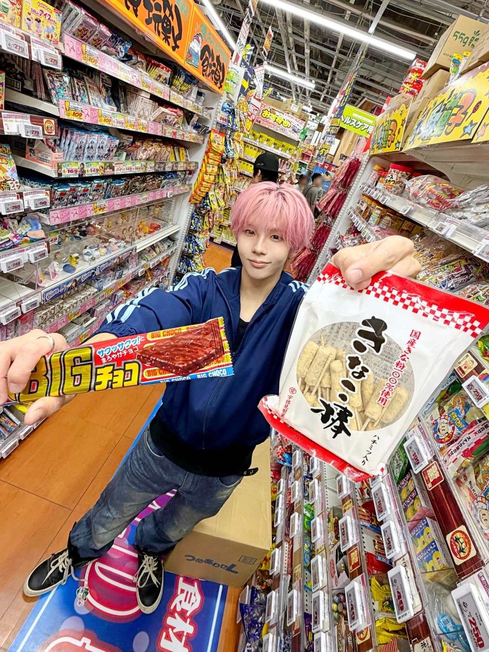 韓星最愛5大美食拍照姿勢盤點！aespa Karina「放大拍照法」超誘人、BTS泰亨這樣拍隨便擺都可愛！-15