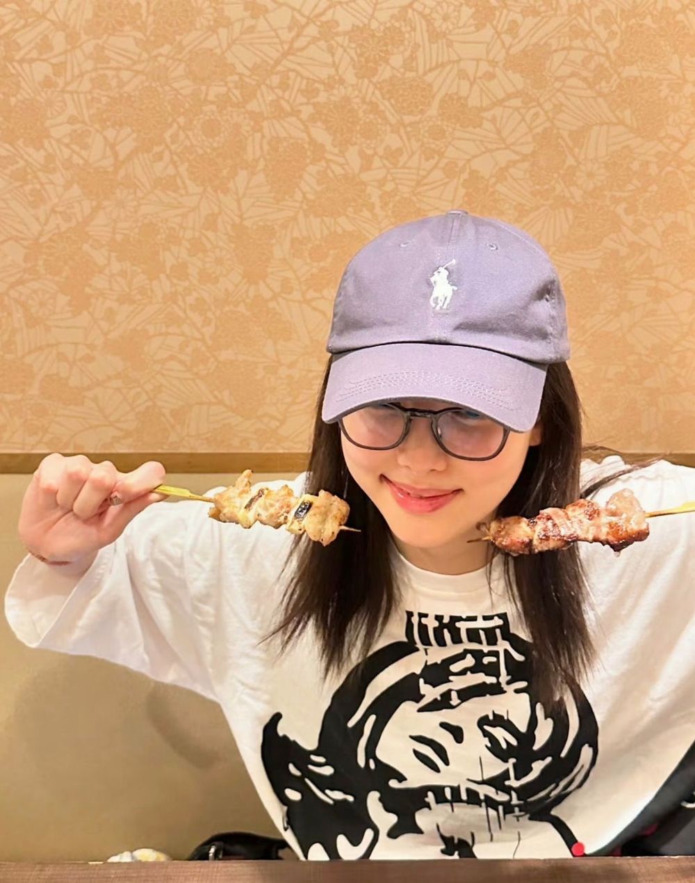 韓星最愛5大美食拍照姿勢盤點！aespa Karina「放大拍照法」超誘人、BTS泰亨這樣拍隨便擺都可愛！-16