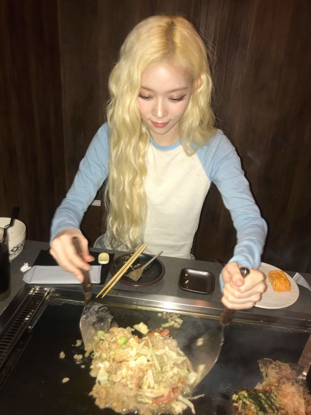 韓星最愛5大美食拍照姿勢盤點！aespa Karina「放大拍照法」超誘人、BTS泰亨這樣拍隨便擺都可愛！-17