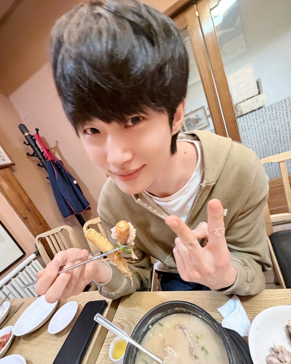 韓星最愛5大美食拍照姿勢盤點！aespa Karina「放大拍照法」超誘人、BTS泰亨這樣拍隨便擺都可愛！-18