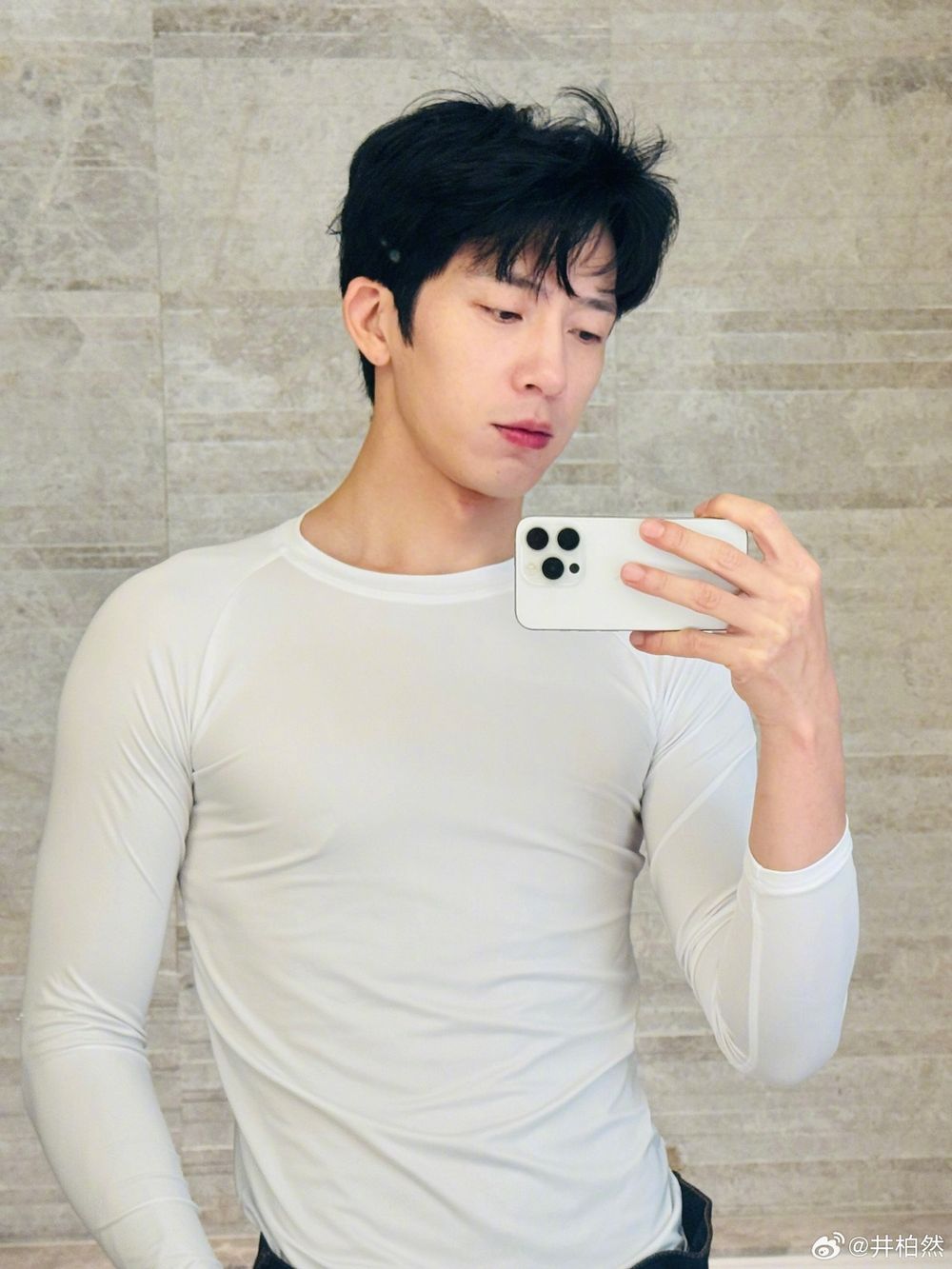 37歲井柏然根本熟男天菜！《早春晴朗》西裝造型性張力失控，全網重新入坑，同款高級木質香＋BBF才知道的5件事！-8