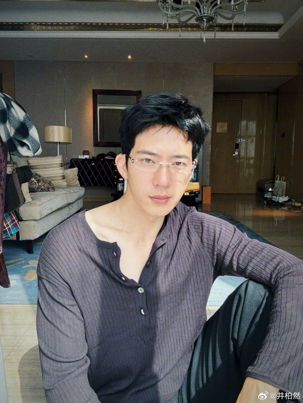 37歲井柏然根本熟男天菜！《早春晴朗》西裝造型性張力失控，全網重新入坑，同款高級木質香＋BBF才知道的5件事！-21