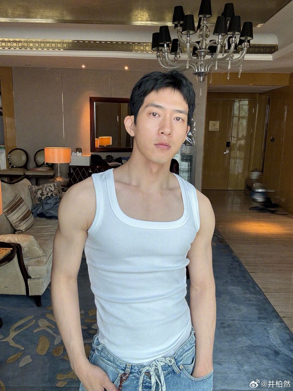 37歲井柏然根本熟男天菜！《早春晴朗》西裝造型性張力失控，全網重新入坑，同款高級木質香＋BBF才知道的5件事！-20