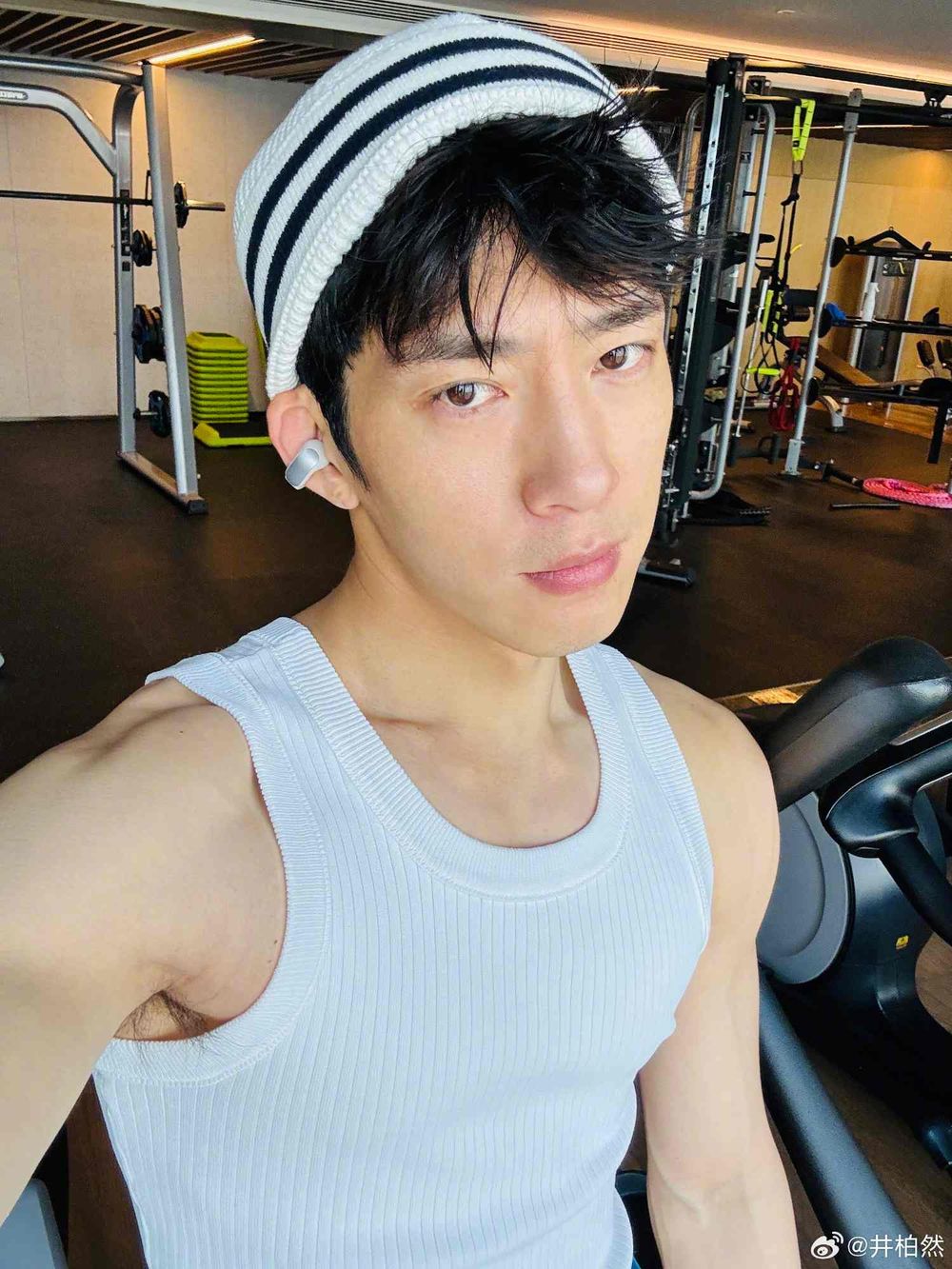 37歲井柏然根本熟男天菜！《早春晴朗》西裝造型性張力失控，全網重新入坑，同款高級木質香＋BBF才知道的5件事！-22