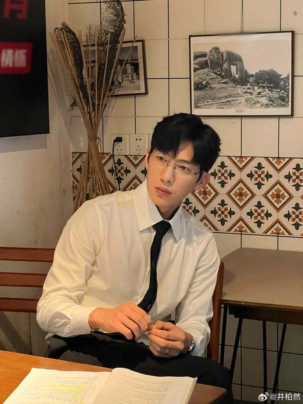 37歲井柏然根本熟男天菜！《早春晴朗》西裝造型性張力失控，全網重新入坑，同款高級木質香＋BBF才知道的5件事！-23