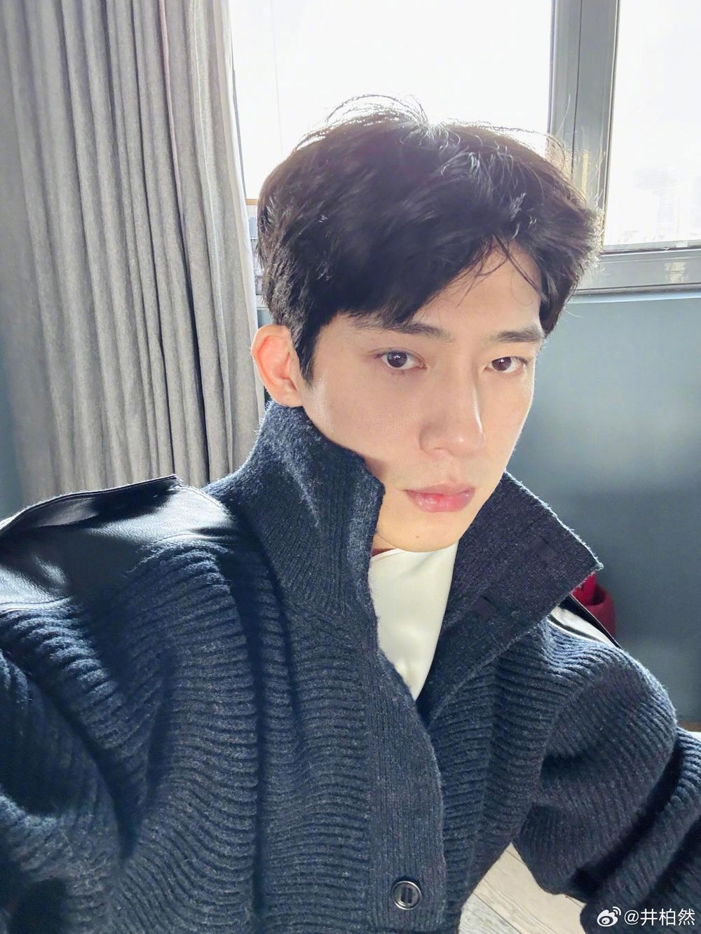 37歲井柏然根本熟男天菜！《早春晴朗》西裝造型性張力失控，全網重新入坑，同款高級木質香＋BBF才知道的5件事！-24