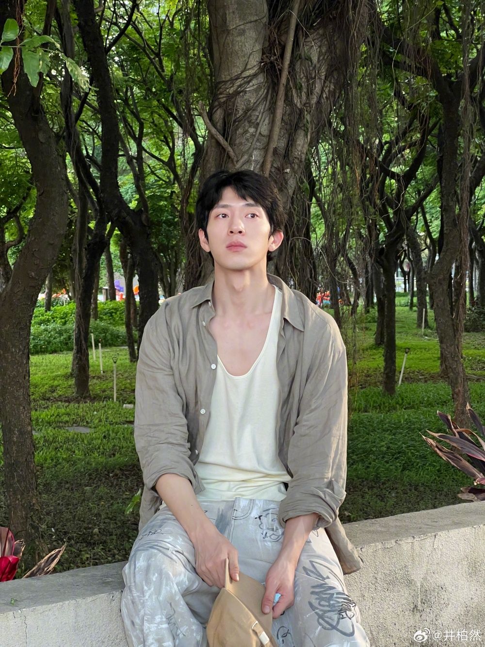 37歲井柏然根本熟男天菜！《早春晴朗》西裝造型性張力失控，全網重新入坑，同款高級木質香＋BBF才知道的5件事！-26