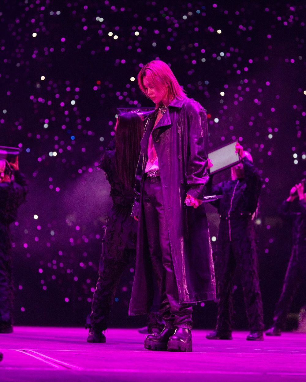 BTS世巡又穿超狂訂製服！芝加哥站換上Diesel舞台戰袍！Jimin、泰亨「透視內搭」腹肌大放送！-4