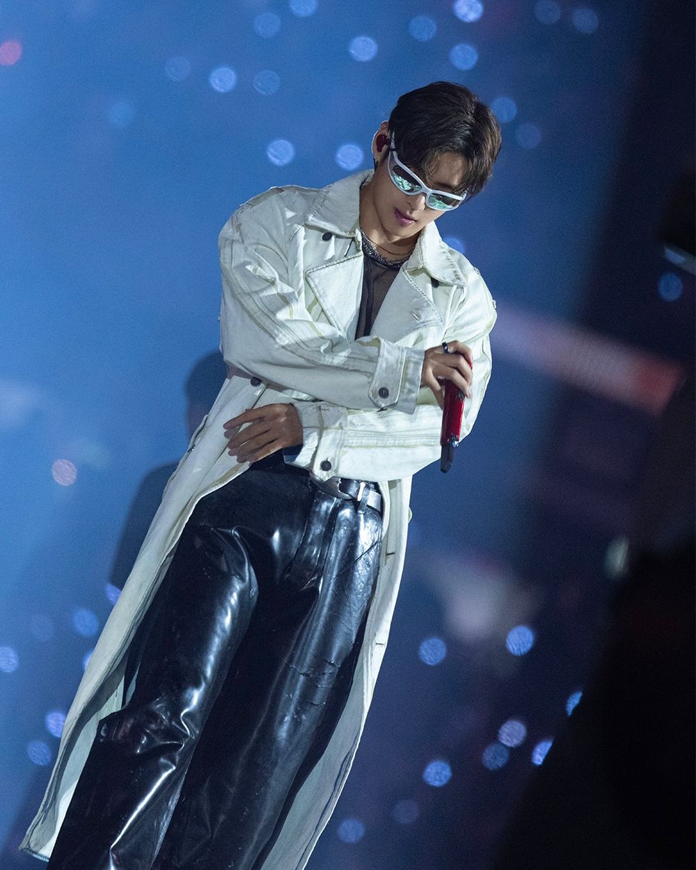 BTS世巡又穿超狂訂製服！芝加哥站換上Diesel舞台戰袍！Jimin、泰亨「透視內搭」腹肌大放送！-5