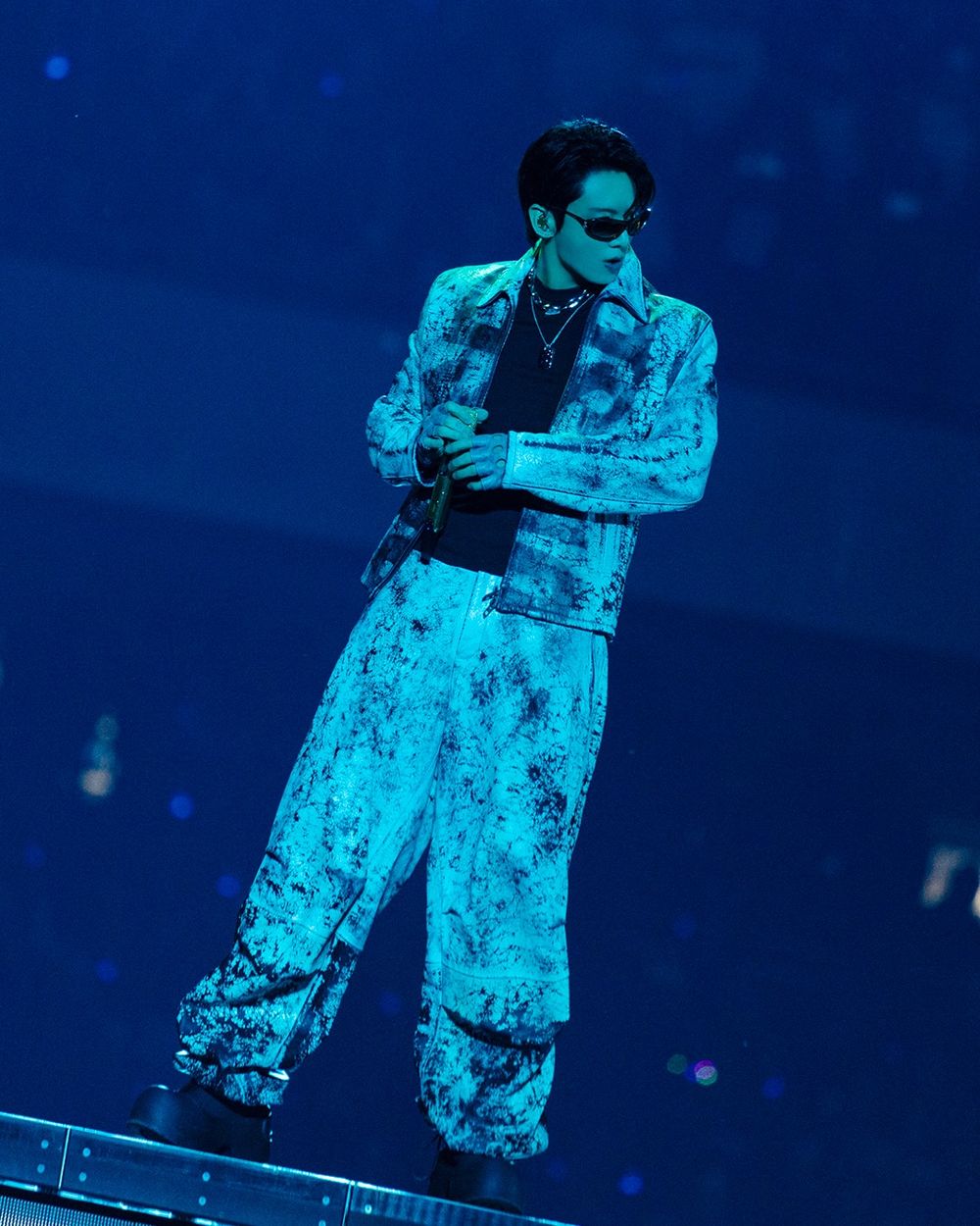BTS世巡又穿超狂訂製服！芝加哥站換上Diesel舞台戰袍！Jimin、泰亨「透視內搭」腹肌大放送！-7