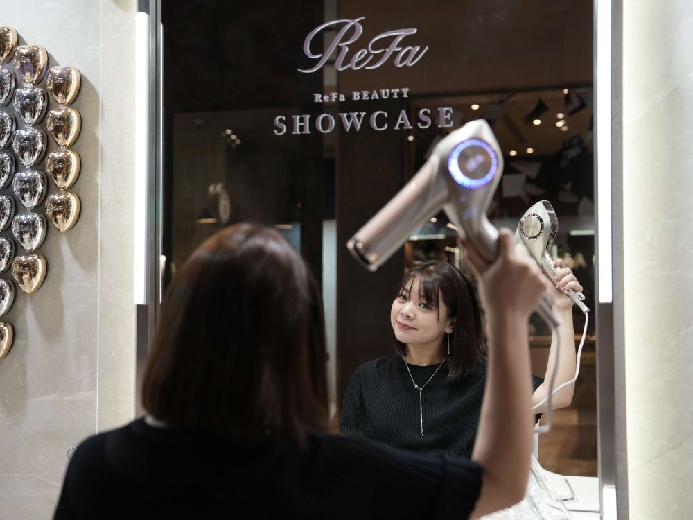 MISAMO代言夢幻美髮品ReFa快閃A11開跑！日女瘋搶「愛心梳」千元不到，MOMO愛用瀏海神器也買得到！-6