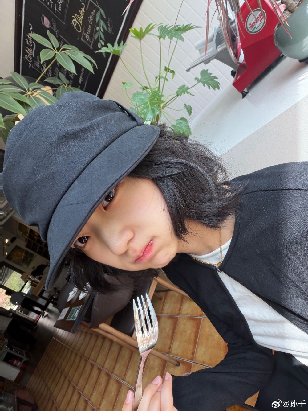 《早春晴朗》孫千討論度飆升！29歲「東北全智賢」清冷方圓臉太有辨識度，7年芭蕾練出逆天體態、私下反差＋同款香水一次看-17