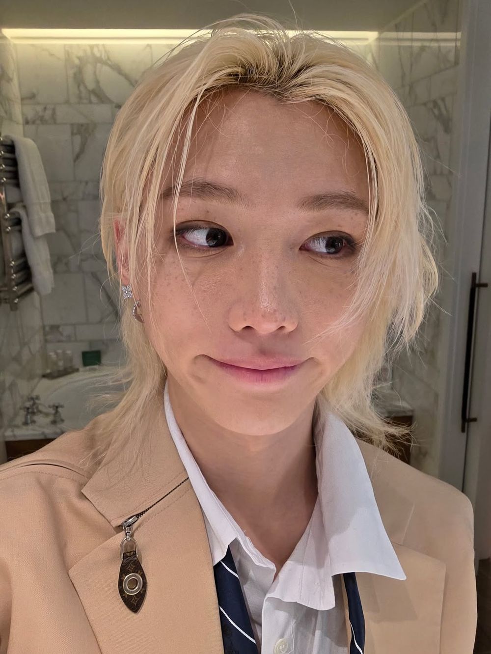 LV推出「柴犬包包」天價28萬！超逼真可愛圓滾滾柴犬，搭配經典老花、揹這咖就像出門遛狗狗！-6