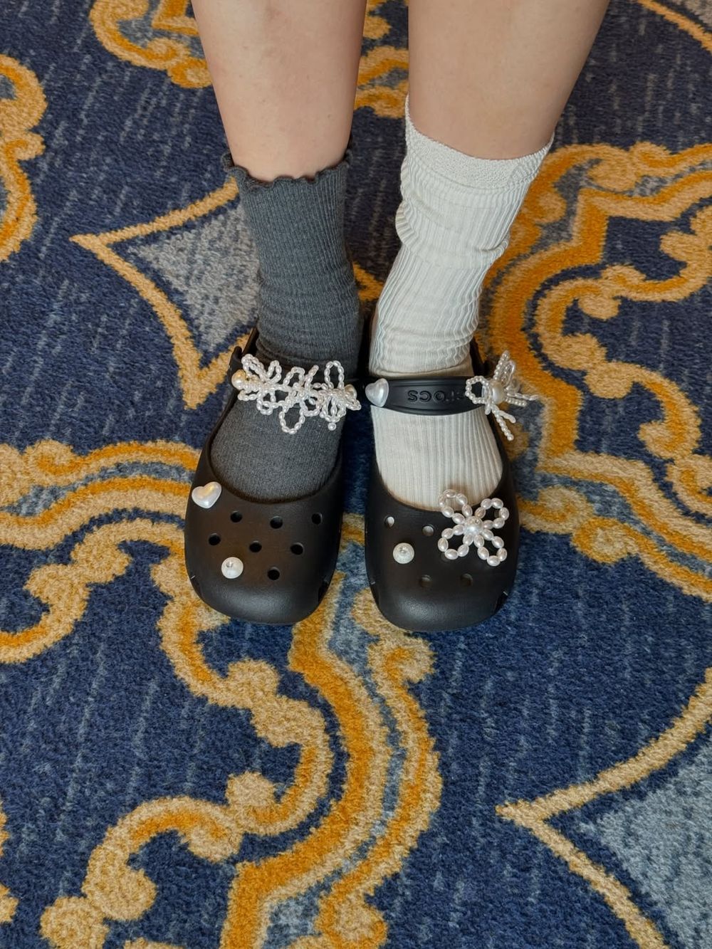 全球都在搶這雙！Crocs芭蕾洞洞鞋「芭蕾粉、豹紋、百搭黑」韓國人腳一雙、隨便搭都好看！-2