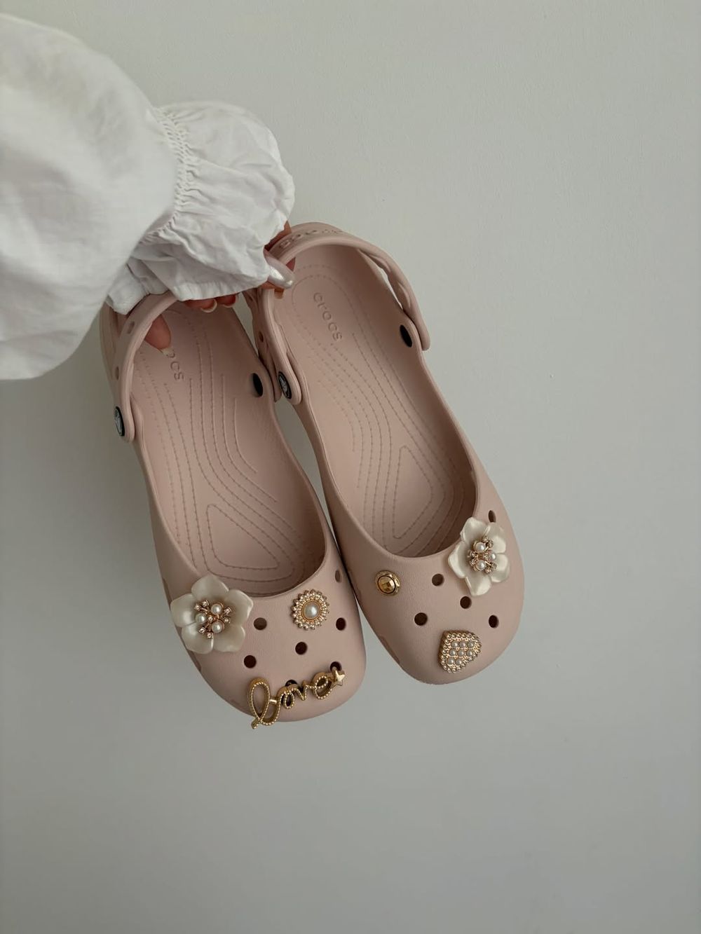 全球都在搶這雙！Crocs芭蕾洞洞鞋「芭蕾粉、豹紋、百搭黑」韓國人腳一雙、隨便搭都好看！-4