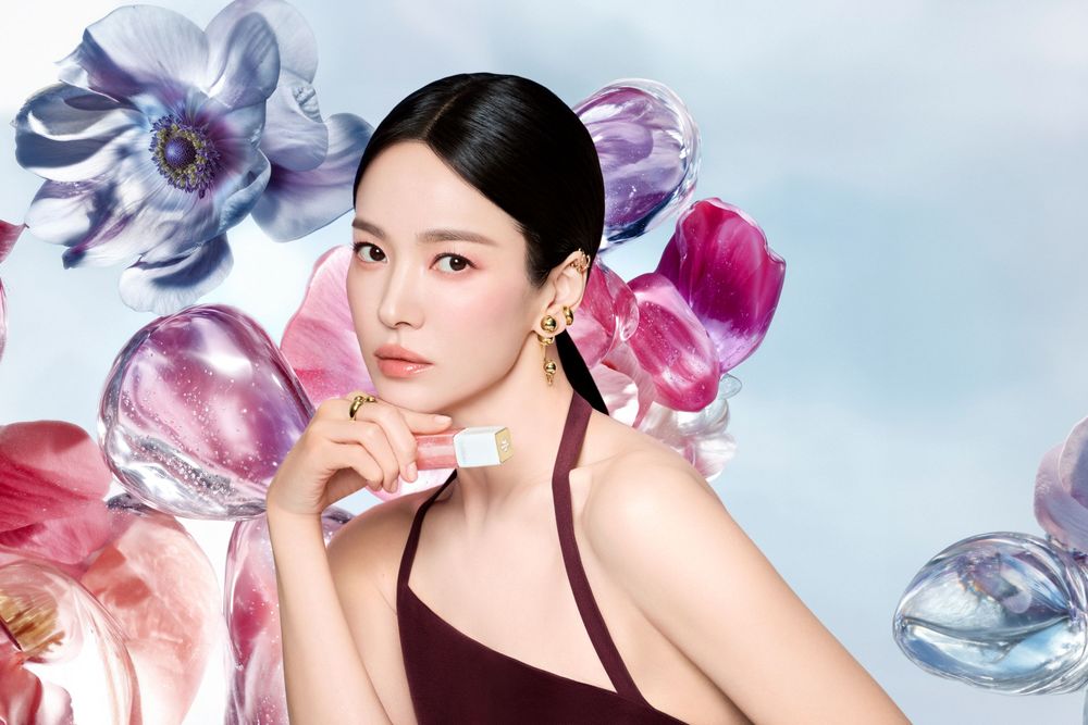 嬌蘭2026夏妝美出新高度！宋慧喬神仙顏值演繹「KISSKISS降溫唇露、幻彩流星蜜粉餅」同款法式夏日高奢冷凝妝這樣畫！-3