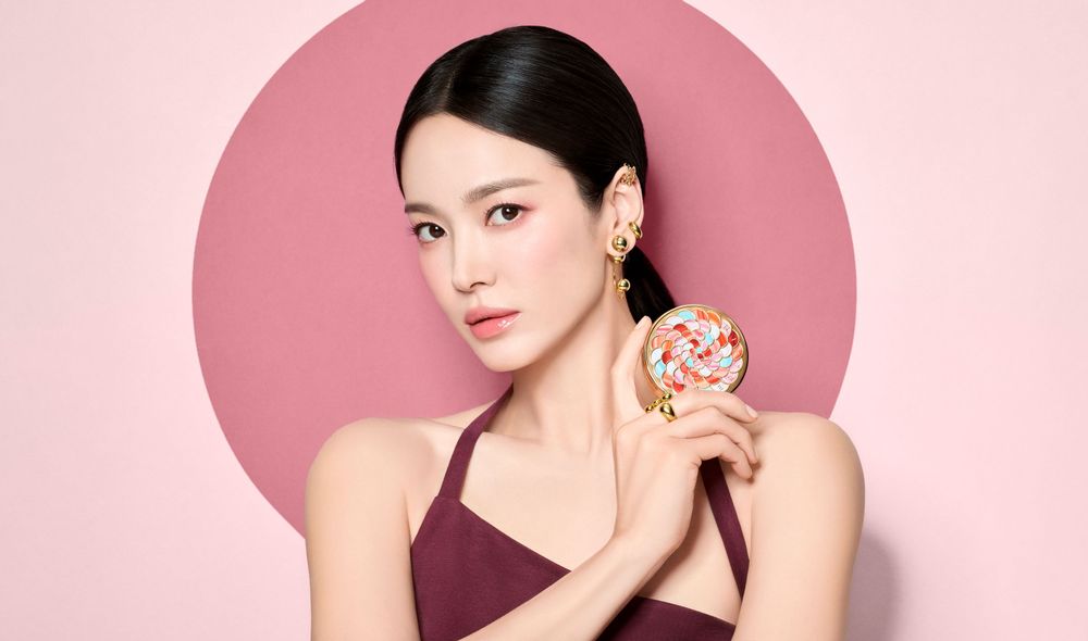 嬌蘭2026夏妝美出新高度！宋慧喬神仙顏值演繹「KISSKISS降溫唇露、幻彩流星蜜粉餅」同款法式夏日高奢冷凝妝這樣畫！-4
