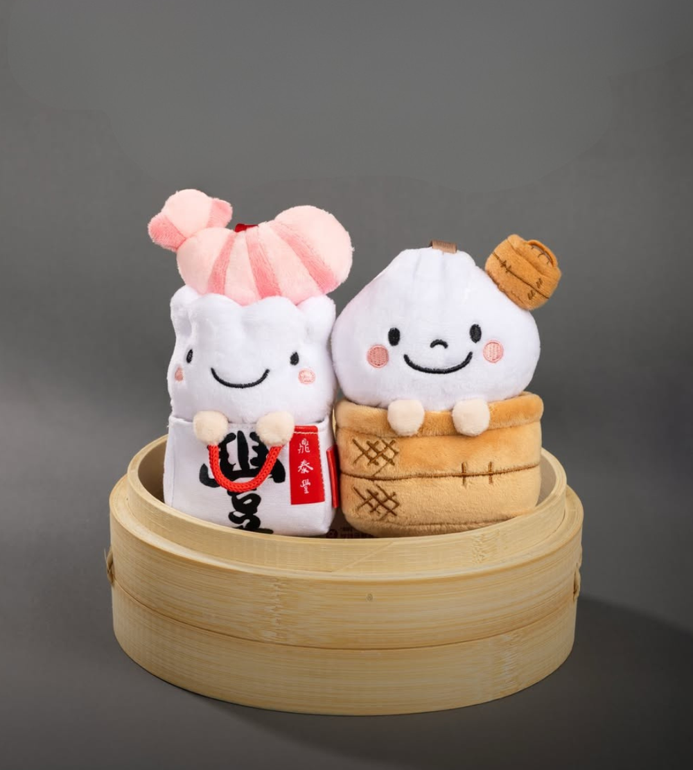 鼎泰豐也要挑戰Jellycat？超可愛「小籠包、蝦肉蒸餃」絨毛吊飾造型爆精緻、只有台灣買得到！-3