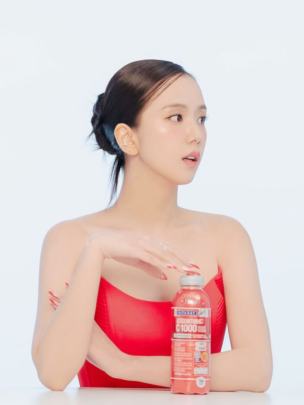 2026最新韓星飲料代言人整理！SKZ Felix最愛零卡氣泡飲、Jisoo「維他命C機能飲」宣傳照美翻天！-8